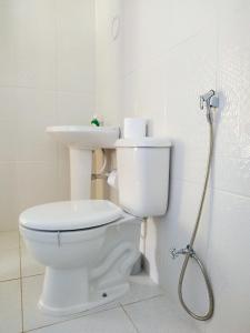 y baño con aseo y lavamanos. en Chalé Ilha Verde-Cumuruxatiba, en Cumuruxatiba