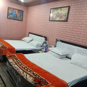 A bed or beds in a room at Somnath Residency