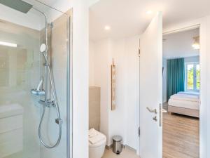 ビンツにあるFeWo Prora - Meerblickのバスルーム(シャワー、トイレ付)、ベッドルーム1室が備わります。
