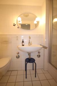 y baño con lavabo, espejo y aseo. en Atlantic 29, en Grömitz