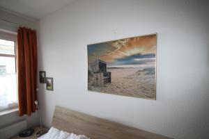 una foto colgada en una pared sobre una cama en Atlantic 29, en Grömitz