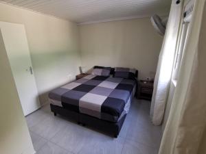 1 dormitorio con 1 cama en una habitación pequeña en Guesthouse Fuik, en Willemstad