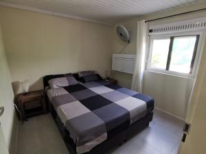 Un dormitorio con una cama azul y blanca y una ventana en Guesthouse Fuik, en Willemstad