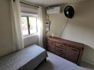 威廉斯塔德的住宿－Guesthouse Fuik，一间卧室配有一张床、一个梳妆台和一扇窗户。