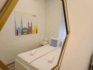 A bed or beds in a room at K03 Elitehost Kis Diófa Central