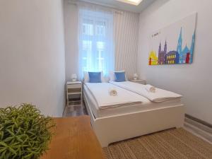 A bed or beds in a room at K03 Elitehost Kis Diófa Central