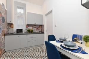 A kitchen or kitchenette at K03 Elitehost Kis Diófa Central
