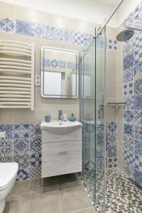 A bathroom at K03 Elitehost Kis Diófa Central Még 16 kép