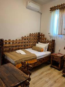 Un pat sau paturi într-o cameră la Machanents Art Hotel