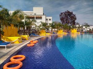a large swimming pool with orange inflatables in a resort at MOMENTS RESORT in Rānchī