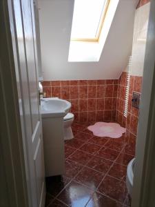 een badkamer met een toilet en een wastafel bij Márkói Vendégház 