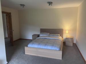Säng eller sängar i ett rum på Captivating 2 Bed Apartment in Newhouse