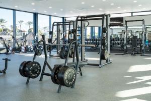 un gimnasio con filas de racks para sentadillas con pesas en HL Club Playa Blanca, en Playa Blanca