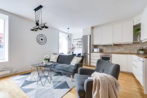 sala de estar con sofá y cocina en Charming and cozy - Centrally located en Oslo