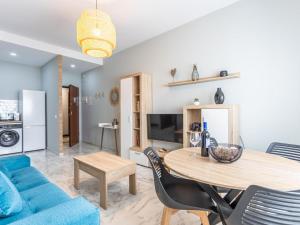 sala de estar con sofá azul y mesa en Lux Bormujos - Vacacional Sevilla, en Bormujos