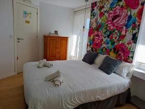 Łóżko lub łóżka w pokoju w obiekcie Rin Rooms