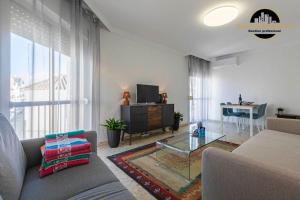 a living room with a couch and a table at Apartamento Las Redes Estepona in Estepona
