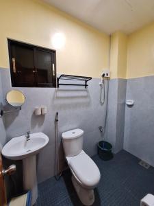 La salle de bains est pourvue de toilettes et d'un lavabo. dans l'établissement Basilia Guest House, à Île Bantayan