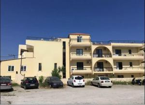 duży budynek z samochodami zaparkowanymi na parkingu w obiekcie Smart Accommodation Rhodes w mieście Rodos