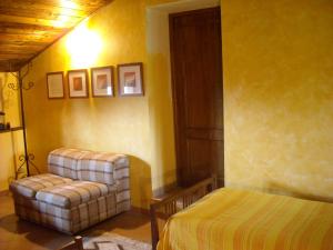 - une chambre avec un lit, un canapé et une chaise dans l'établissement Col di Metino, à Gualdo Tadino