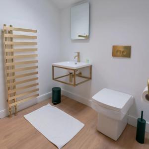 a bathroom with a white toilet and a sink at Stylish Grade II listed house - Pass the Keys in Cheltenham