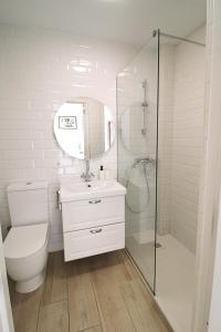 bagno bianco con servizi igienici e doccia di Casa Platero by SIERRA VIVA a Galaroza