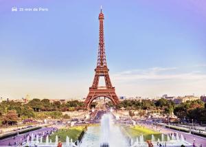 uma vista da torre Eiffel e da tro em Bed & Breakfast - Entre Paris & Disneyland em Roissy-en-Brie