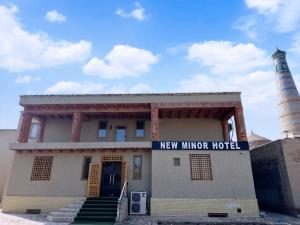 un edificio con un hotel de newuminati con una mezquita de fondo en New Minor Hotel en Khiva