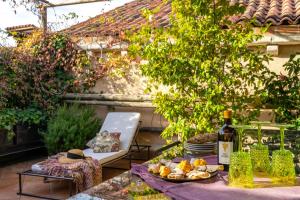 un tavolo con un piatto di cibo e una bottiglia di vino di Ca' Navagero Apartments a Venezia