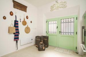 Zimmer mit grüner Tür und etwas Gepäck in der Unterkunft The Stone House in Zaton