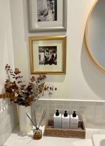 a bathroom with a sink and a picture of a man at Spacious 2 Bedroom Apartment With Balcony In Jewellery Quarter, Birmingham City Centre in Birmingham