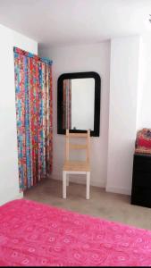 um espelho num quarto com um tapete rosa em Studio indépendant terrasse entre mer et collines em Marselha