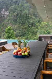 talerz owoców na stole na balkonie w obiekcie Ann's Villa Hill Hoa Binh City w mieście Hòa Bình