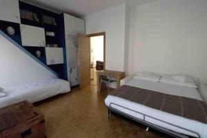 a bedroom with a large bed and a table at Grazioso appartamento vicino al Lago di Como in Erba