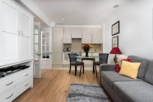 倫敦的住宿－Chic Apartment - Fabulous central location in Zone 1，客厅配有沙发和桌椅