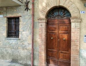 Fasaden eller entrén till Civico 14