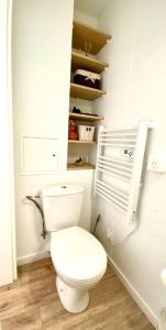 bagno con servizi igienici bianchi in camera di [ L’ Aparté ] a Hochfelden