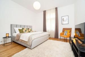 Un pat sau paturi într-o cameră la Stylish 2-bedroom with Balcony