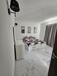 1 dormitorio con 1 cama y suelo de mármol en 2 bedroom apartment in Bugibba, en St Paul's Bay