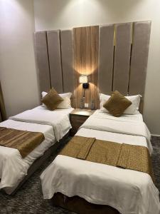 Un pat sau paturi într-o cameră la Ghima Jeddah