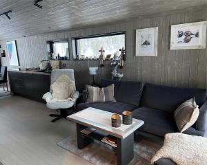 a living room with a couch and a table at Norefjell, ny flott hytte til leie in Surteberg