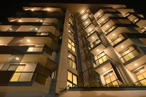 un edificio de apartamentos por la noche con luces encendidas en Marine Suites, en Colombo