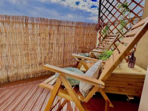 einen Balkon mit Holztreppe und Holzzaun in der Unterkunft AA P Terrasse de Stella in Nizza
