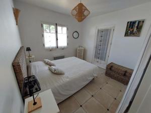 Ένα ή περισσότερα κρεβάτια σε δωμάτιο στο Maison typique île de ré