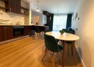 uma cozinha e sala de jantar com mesa e cadeiras em Sinaia Walter Apartment em Sinaia