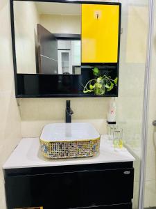 y baño con lavabo y espejo. en Vinhomes Green Bay G30332, en Hanói