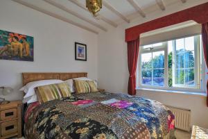 um quarto com uma cama e uma janela em Finest Retreats - Bracken em Dormans Land