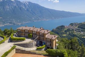 een huis op een heuvel met uitzicht op een meer bij Residence Bellevue in Tremosine Sul Garda