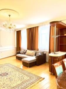 sala de estar con sofá y mesa en 241 Рядом с Байтереком и красивым видом на город с 3 кроватями и 2 диванами для 1-9 чел, en Astana