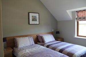 two beds sitting next to each other in a bedroom at Cosy Holidayhomes Kenmare in Kenmare